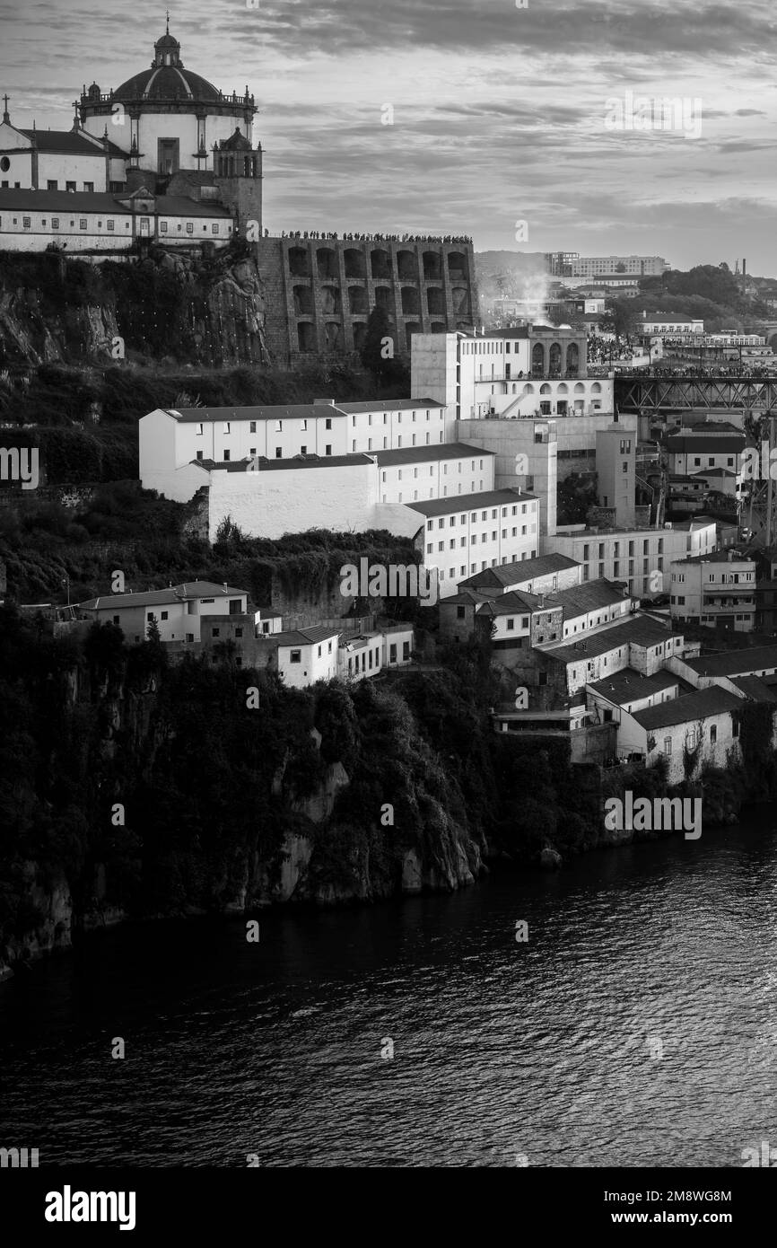 Vila Nova de Gaia in der Nähe der Don Luis Brücke, Porto, Portugal. Schwarzweißfoto. Stockfoto