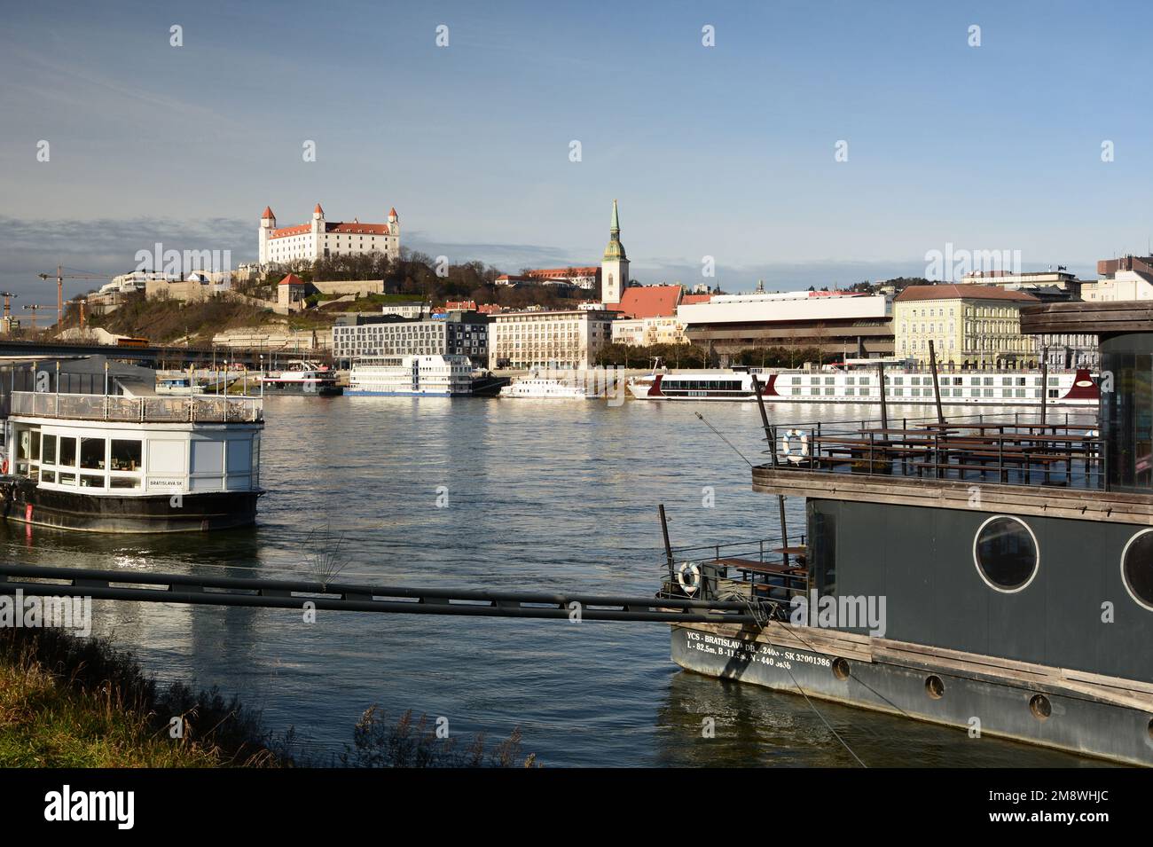 Festgemachte Boote auf der Donau. Bratislava. Slowakei Stockfoto