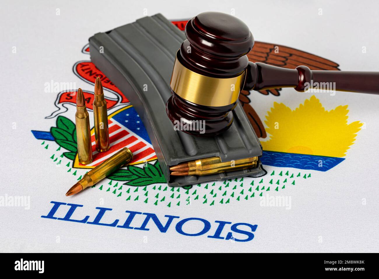 Ein Magazin mit hoher Kapazität, mit Hammer und Staatsflagge von Illinois. Halbautomatisches Gewehrverbot, Waffenkontrollgesetz und Kriminalitätskonzept. Stockfoto Ein Magazin mit hoher Kapazität, mit Hammer und Staatsflagge von Illinois. Halbautomatisches Gewehrverbot, Waffenkontrollgesetz und Kriminalitätskonzept. Stockfoto