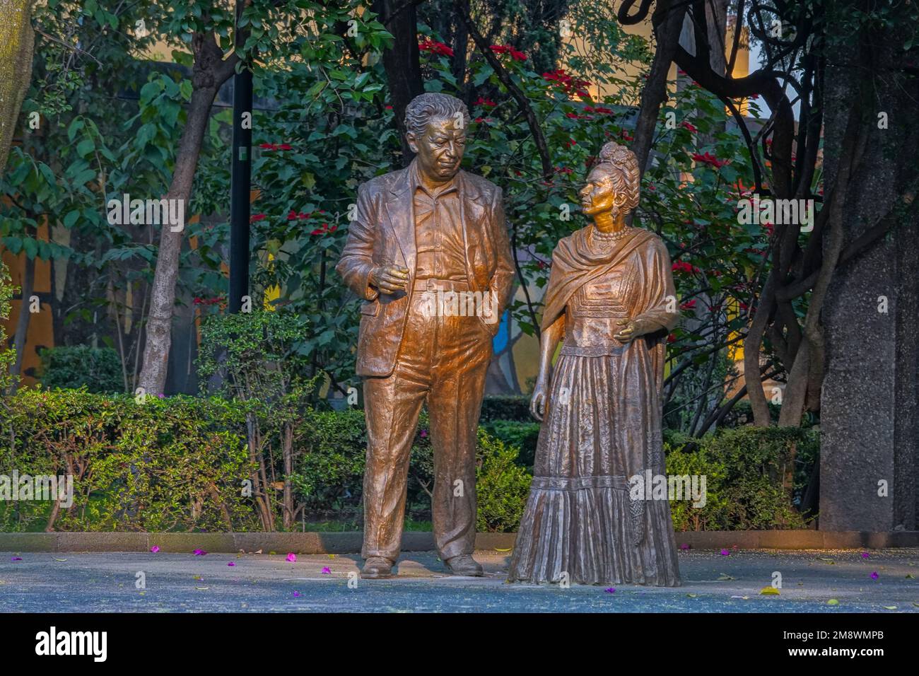 Bronzestatuen des mexikanischen Künstlers Frida Kahlo und ihres Mannes, des mexikanischen Wandlers Diego Rivera, von Gabriel Ponzanelli im Frida Kahlo Park von Coyoacan, Mexiko-Stadt, Mexiko. Stockfoto