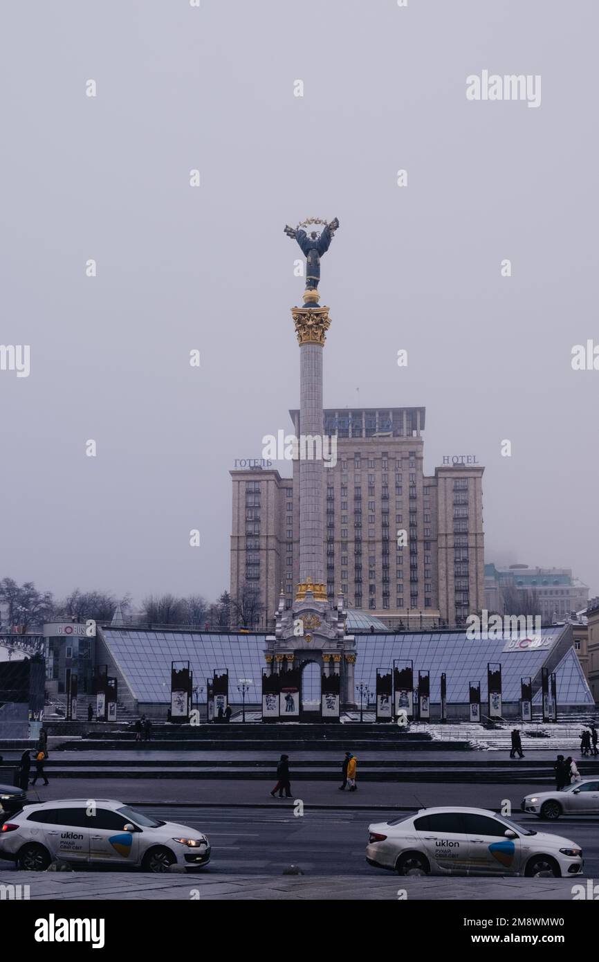Denkmal Nezalezhnosti - Siegessäule in Kiew, das Symbol der Unabhängigkeit der Ukraine. Gelegen im Zentrum der Stadt am Independence Square - Maidan Nezalezhnosti - Kiew, Ukraine: Januar 15 2023 Stockfoto
