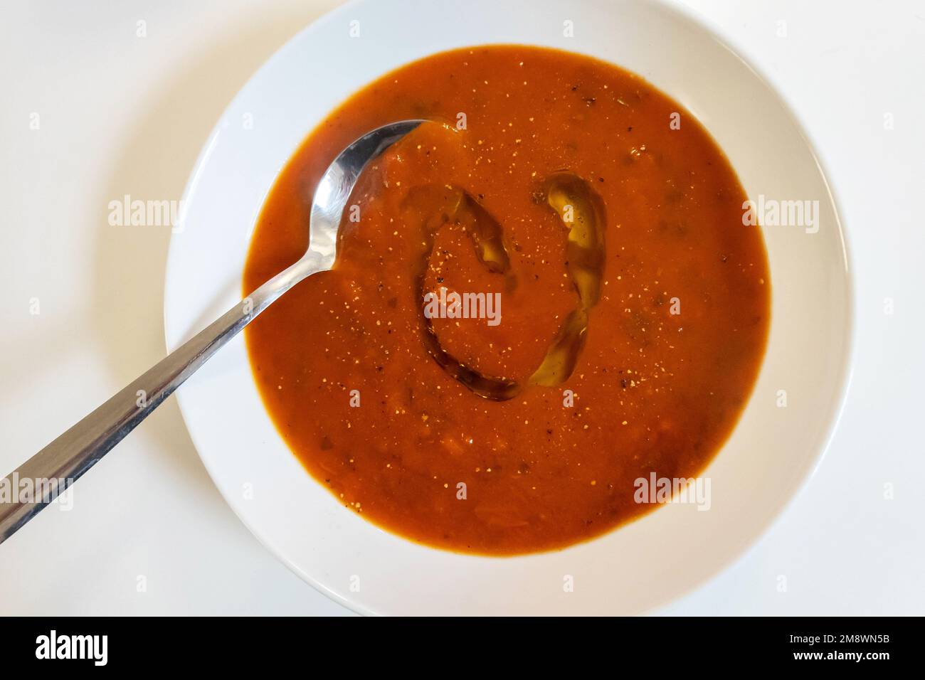 Italienische Tomaten- und Basilikumsuppe mit Olivenöl Stockfoto