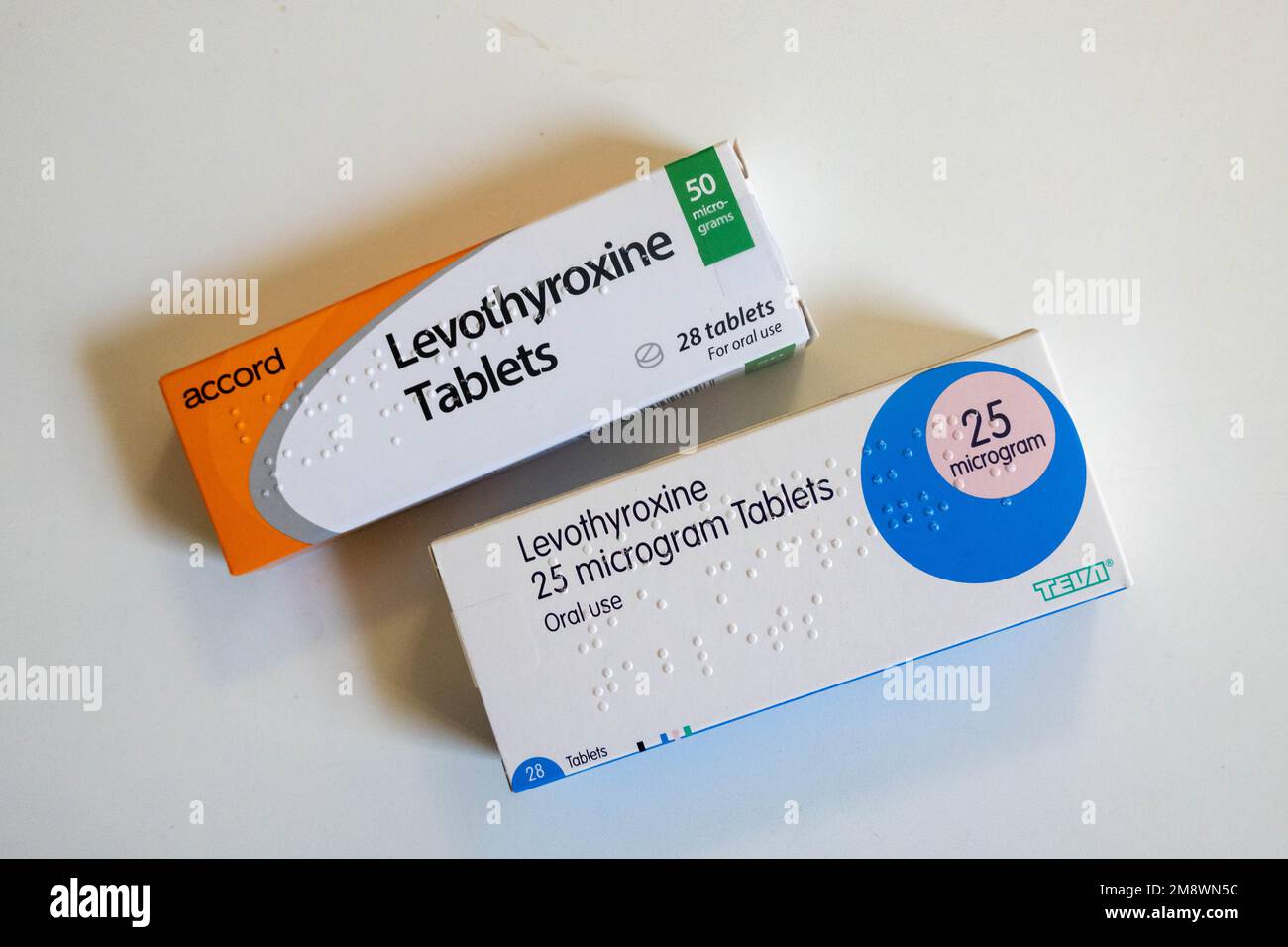 Zwei verschiedene Dosen Levothyroxin Stockfoto