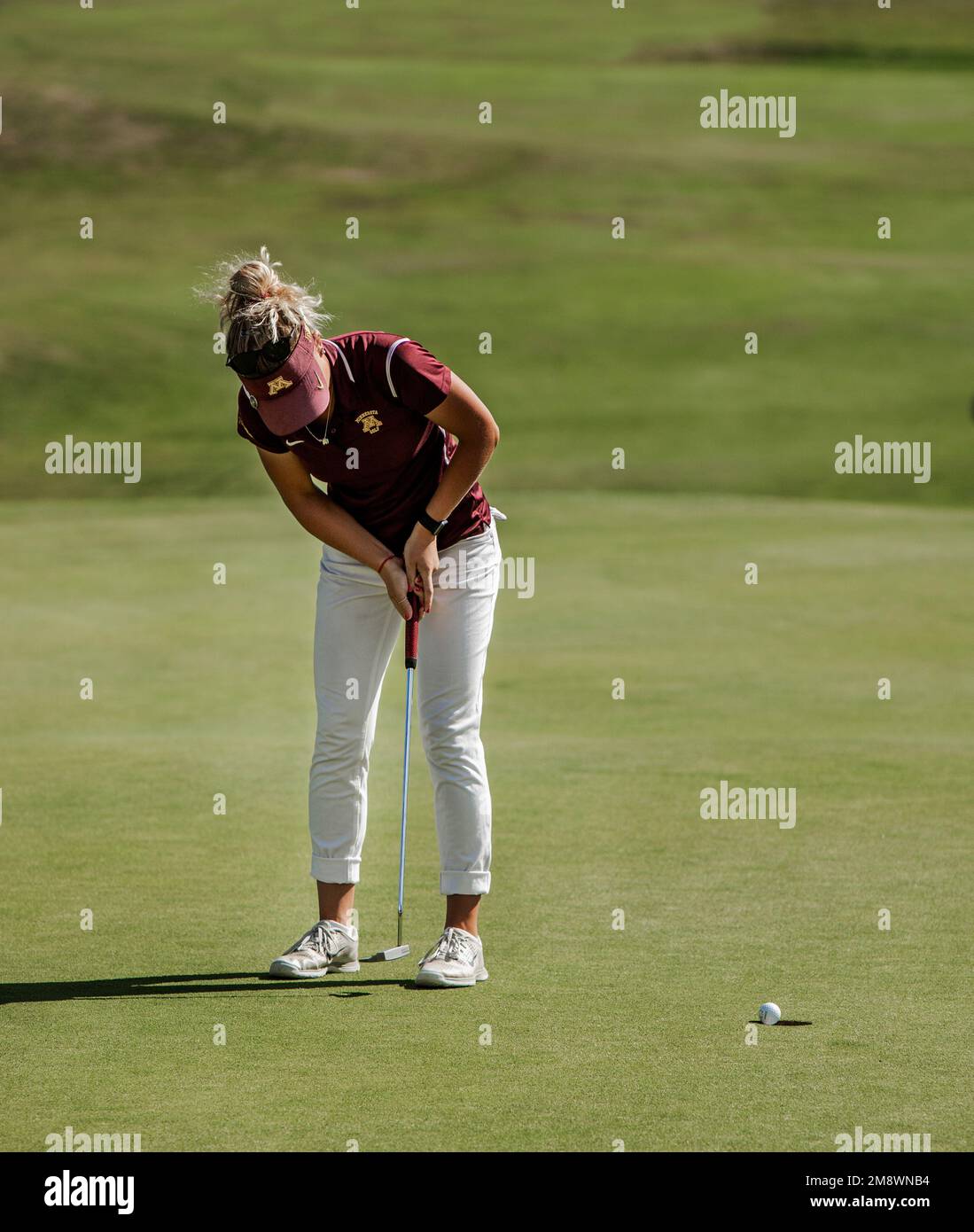 Professionelle Golferin, die Golf spielt Stockfoto