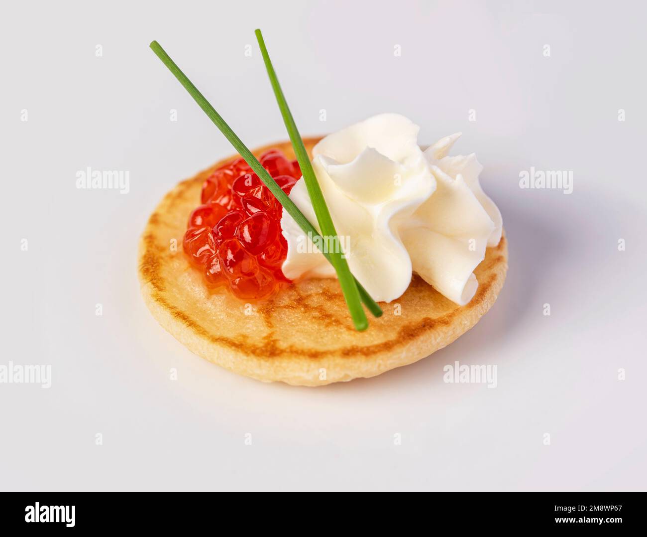 Makro-Food-Fotografie der Vorspeise mit Kaviar, Sahne, Schnittlauch, Imbiss, Meeresfrüchten Stockfoto