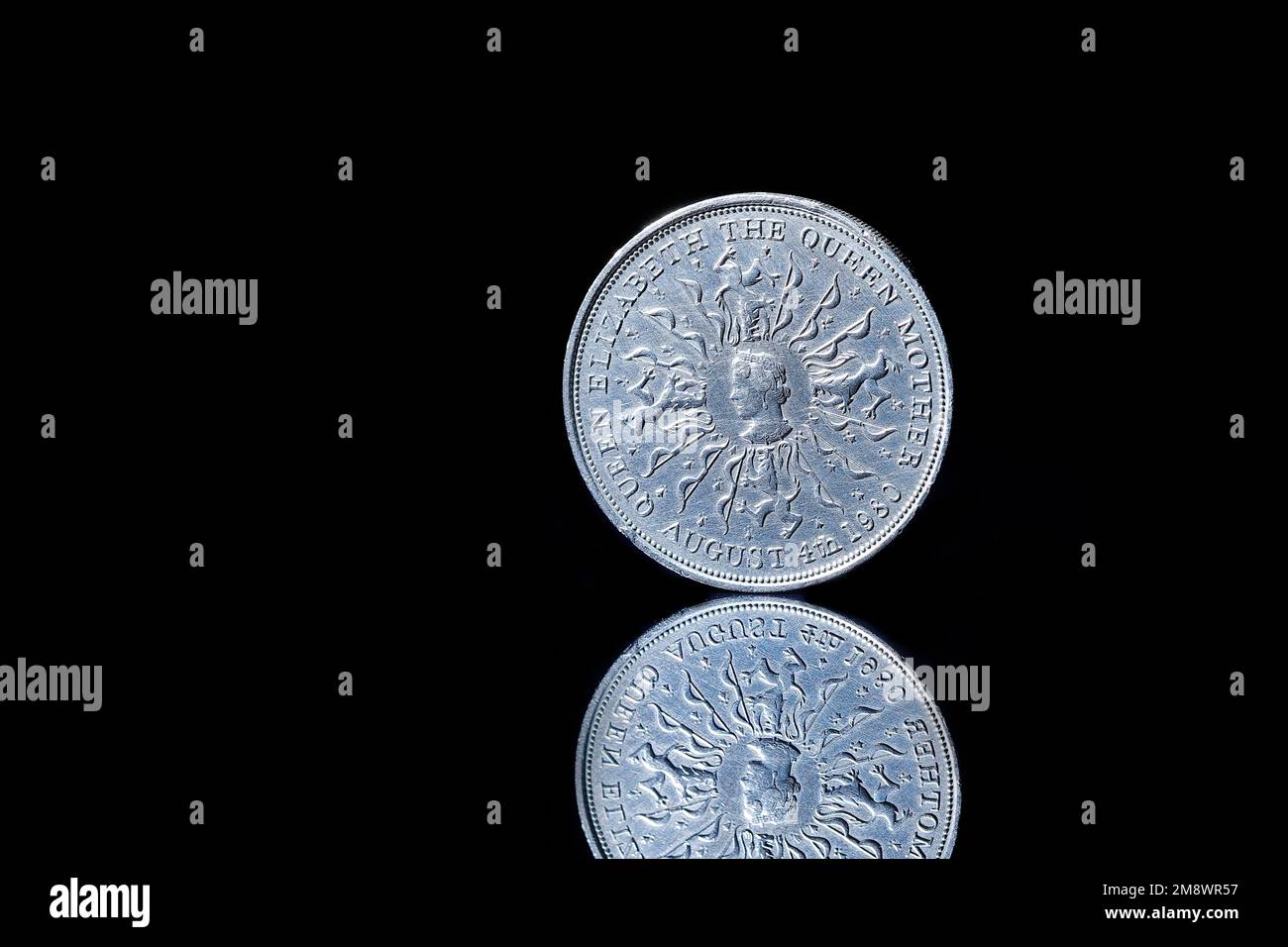 Die Rückseite einer Gedenkkrone von 25 Pence, die 1980 für die Queen Mütter zum 80. Geburtstag ausgestellt wurde Stockfoto