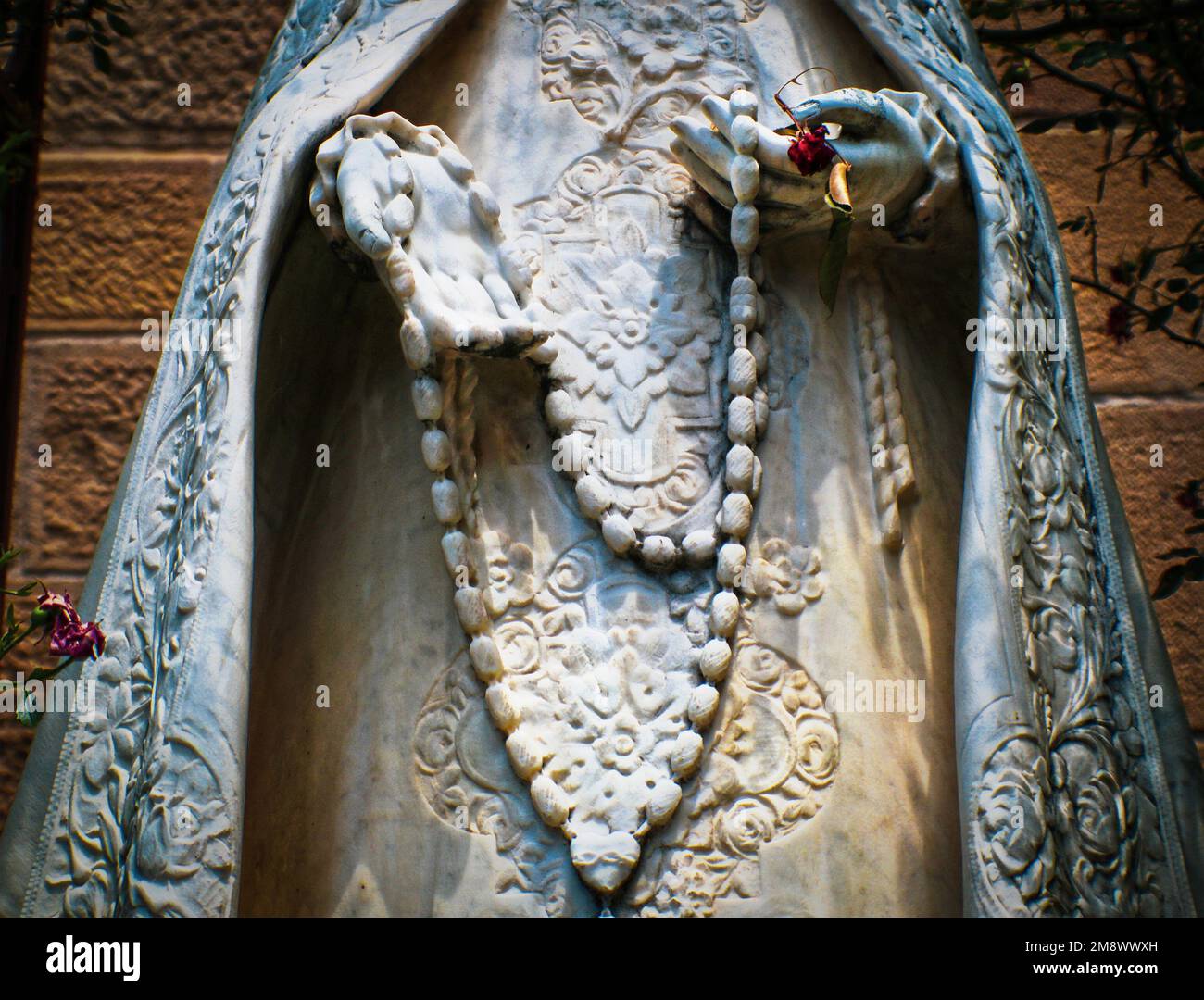 2017 07 19 Santa Fe USA - eine Nahaufnahme der Marmorstatue von maria mit elegantem Bademantel und Rosenkranz. Ohne Kopf gekürzt. Jemand hat ihr eine Rosenknospe verpasst Stockfoto