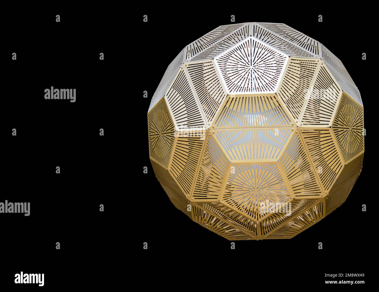 Aufhängeleuchte aus der Mitte des Jahrhunderts – Ausschnitt aus goldenem Metall – achteckige Form auf schwarzem Hintergrund – Raum für Kopien Stockfoto
