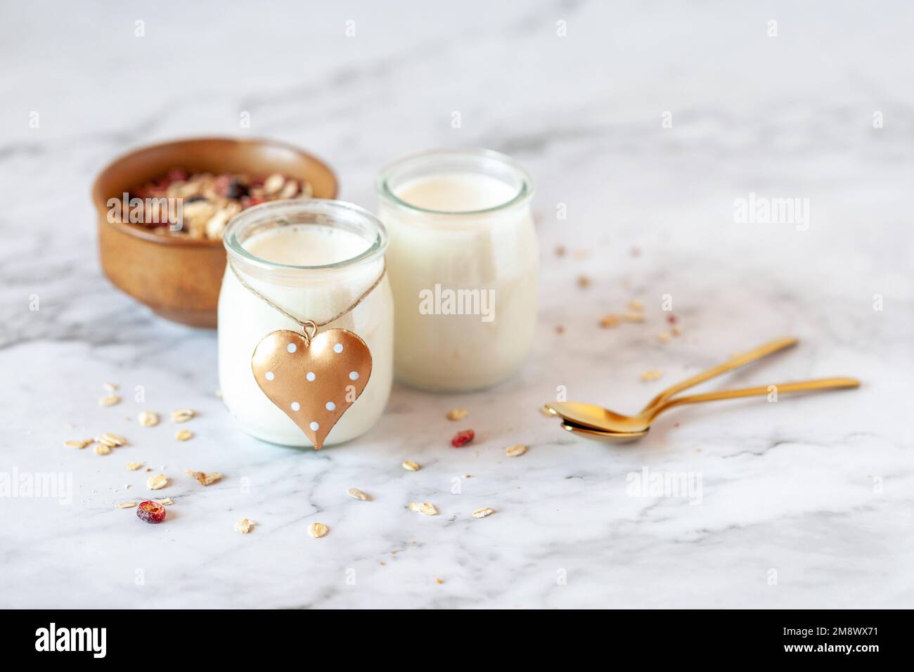 Valentinstagsfrühstück mit Joghurt und Haferflocken, Seitenblick Stockfoto