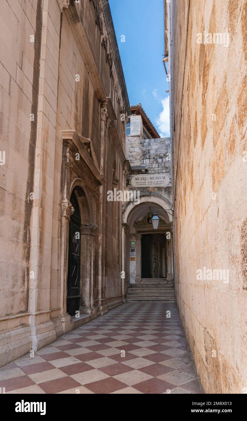 Eintritt zur alten Apotheke und zum Museum in der Altstadt von Dubrovnik, Kroatien Stockfoto