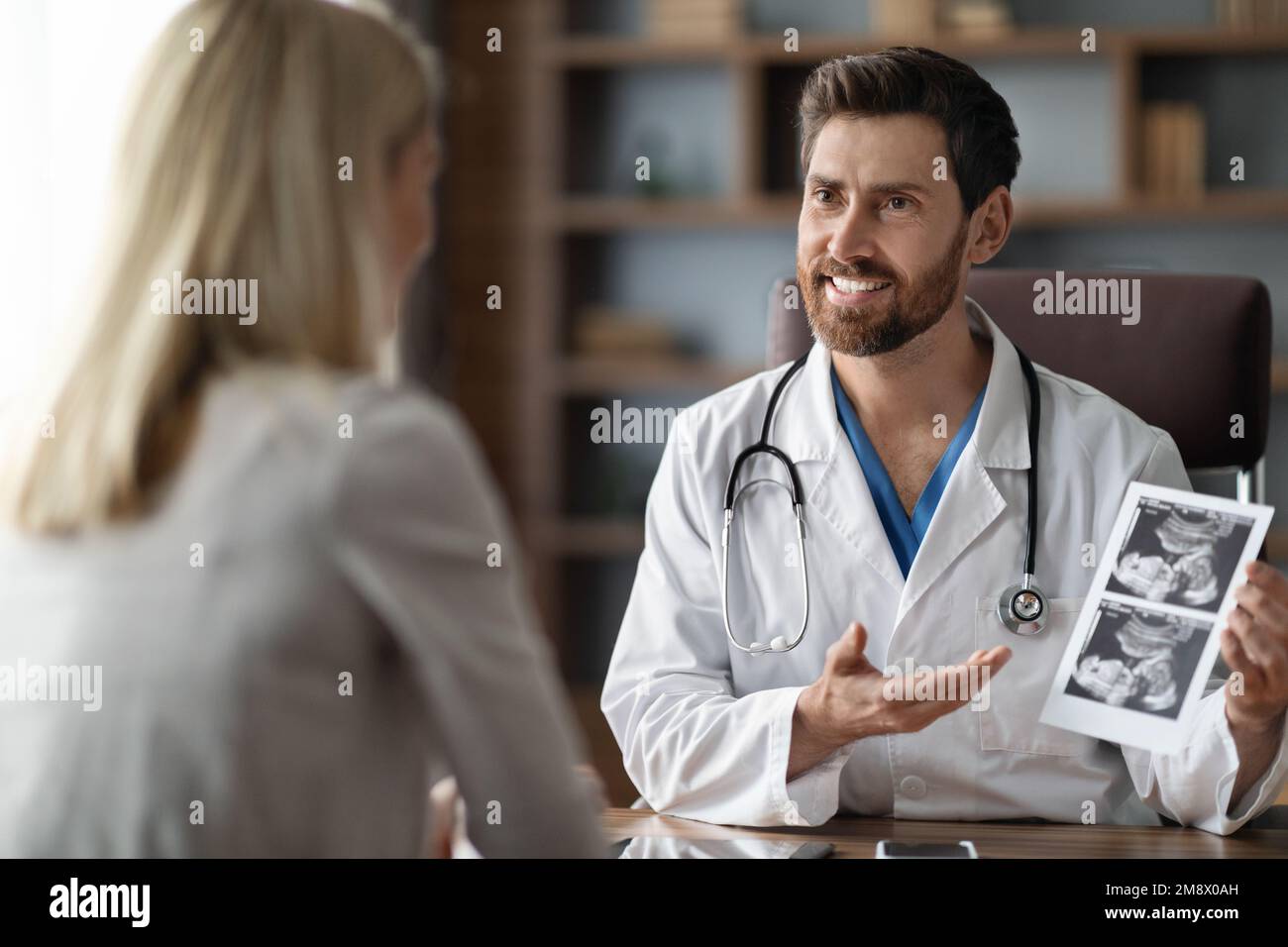 Gynäkologe Ärztin Beratung Schwangere Patientin In Der Klinik, Mit Baby-Sonographie-Bild Stockfoto