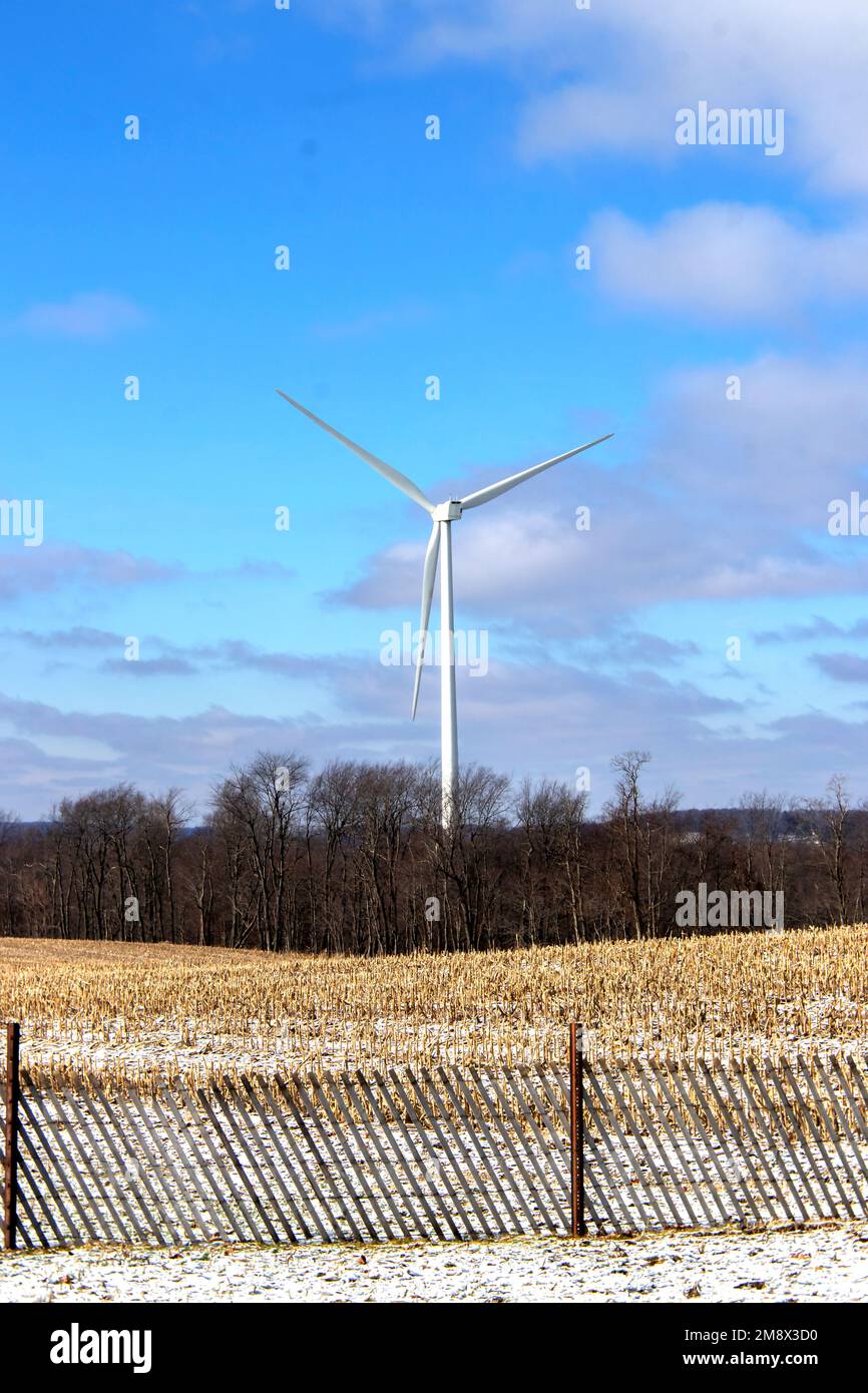 Teil einer Windmühlen-Farm für natürliche oder grüne Energie entlang einer Staatsstraße im Zentrum von Pennsylvania Stockfoto