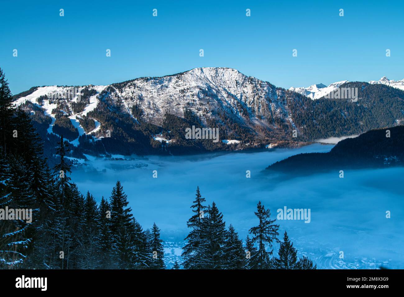 Das Chamonix-Tal in den französischen Alpen ist von einer Wolkeninvertierung umgeben Stockfoto