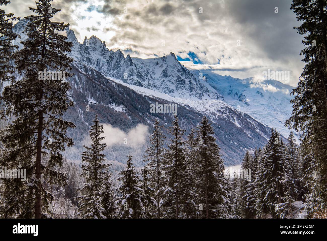 Der Mont Blanc wurde an einem hellen Dezembermorgen von den Hügeln von Servoz aus fotografiert. Servoz ist eine Gemeinde in der französischen Region Haute-Savoie. Stockfoto