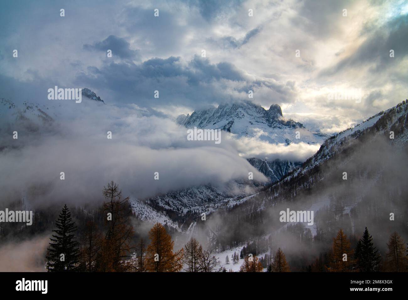 Französische Kultur, Ski, europäische Alpen, Schnee, schneebedeckte Berge, Wolken, Aiguille de Midi, Aiguille de Loriaz, Mont Blanc Massiv, Mont Blanc, Chamonix, Chamon Stockfoto