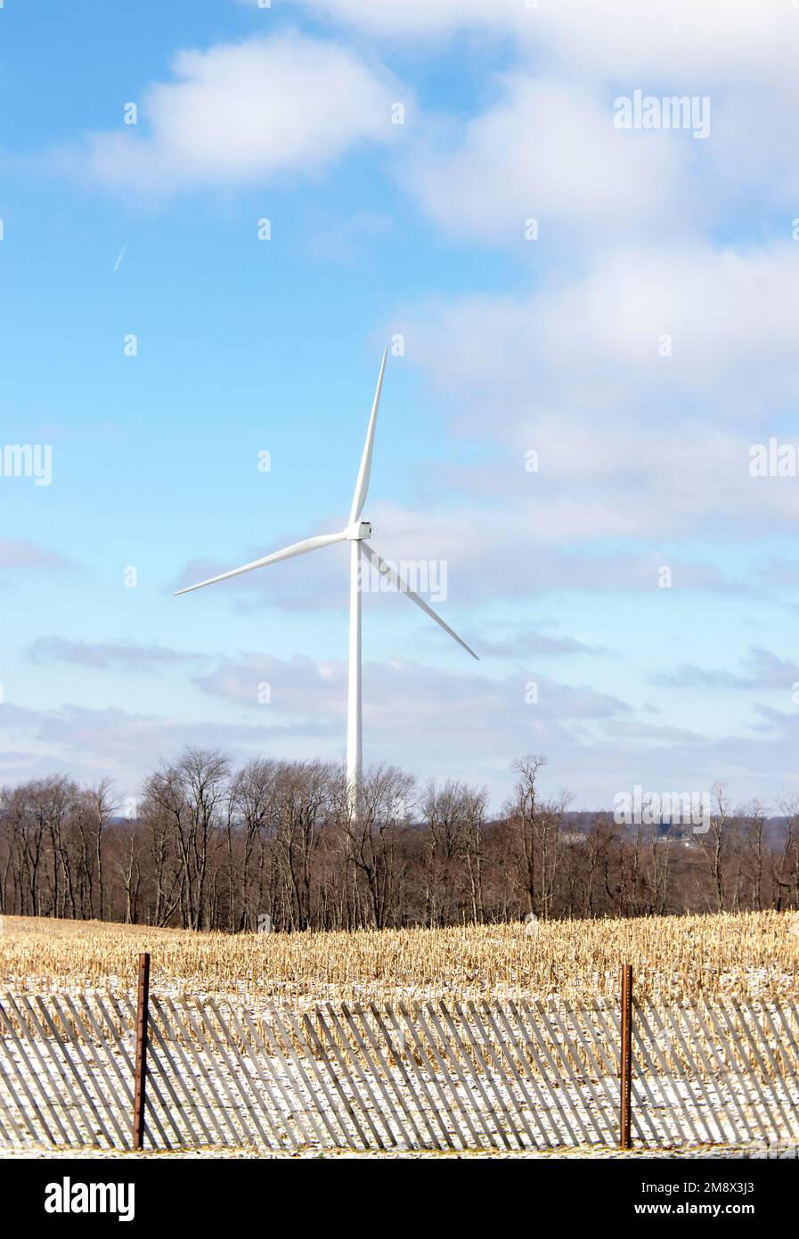 Teil einer Windmühlen-Farm für natürliche oder grüne Energie entlang einer Staatsstraße im Zentrum von Pennsylvania Stockfoto