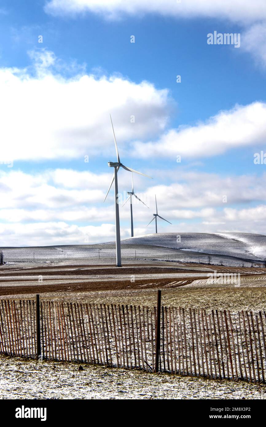 Teil einer Windmühlen-Farm für natürliche oder grüne Energie entlang einer Staatsstraße im Zentrum von Pennsylvania Stockfoto