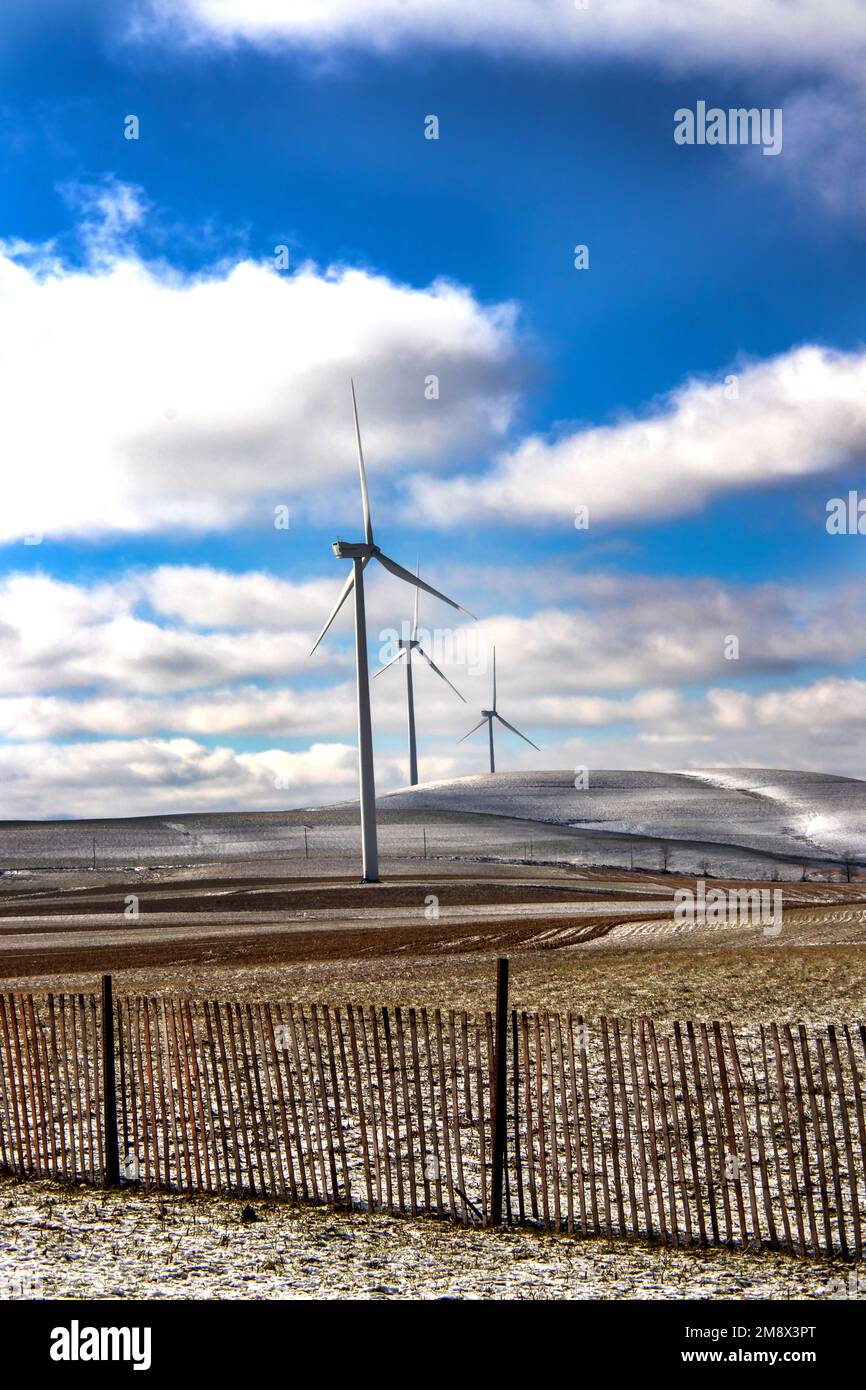 Teil einer Windmühlen-Farm für natürliche oder grüne Energie entlang einer Staatsstraße im Zentrum von Pennsylvania Stockfoto