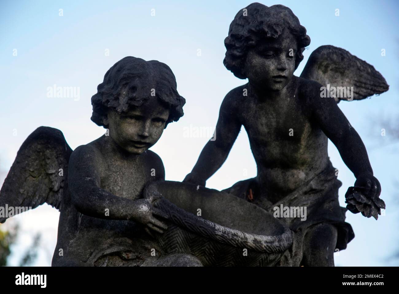 Die beiden „Putti“ – geflügelte Kinder – streuen Blumen auf dem Grab des Albert Emile Schloss Brompton Cemetery, West London UK Stockfoto