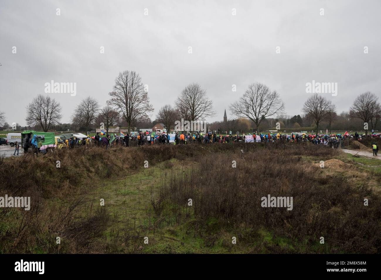 01-14-2023.Keyenberg, Deutschland.große Demonstration gegen den Abriss des Dorfes Lutzerath und den Abbau und die Verwendung von Braunkohle und Braunkohle.über 10 000 Demonstranten marschierten von Keyenberg nach Lutzerath.Eine große Gruppe versuchte, in die abgeschottete Stadt zu gelangen, wo sich immer noch einige Bewohner ihrer Räumung widersetzten.Hunderte von Polizeiunruhen verhinderten dies.Es gab Gewalttätige Konfrontationen und Schlagstöcke, Pfefferspray und Wasserkanonen wurden eingesetzt. Über 100 Menschen wurden verletzt Stockfoto