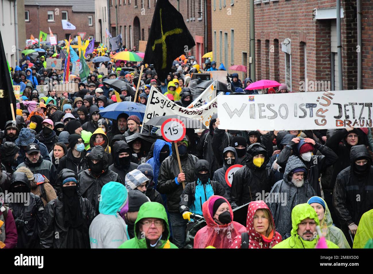 01-14-2023.Keyenberg, Deutschland.große Demonstration gegen den Abriss des Dorfes Lutzerath und den Abbau und die Verwendung von Braunkohle und Braunkohle.über 10 000 Demonstranten marschierten von Keyenberg nach Lutzerath.Eine große Gruppe versuchte, in die abgeschottete Stadt zu gelangen, wo sich immer noch einige Bewohner ihrer Räumung widersetzten.Hunderte von Polizeiunruhen verhinderten dies.Es gab Gewalttätige Konfrontationen und Schlagstöcke, Pfefferspray und Wasserkanonen wurden eingesetzt. Über 100 Menschen wurden verletzt Stockfoto