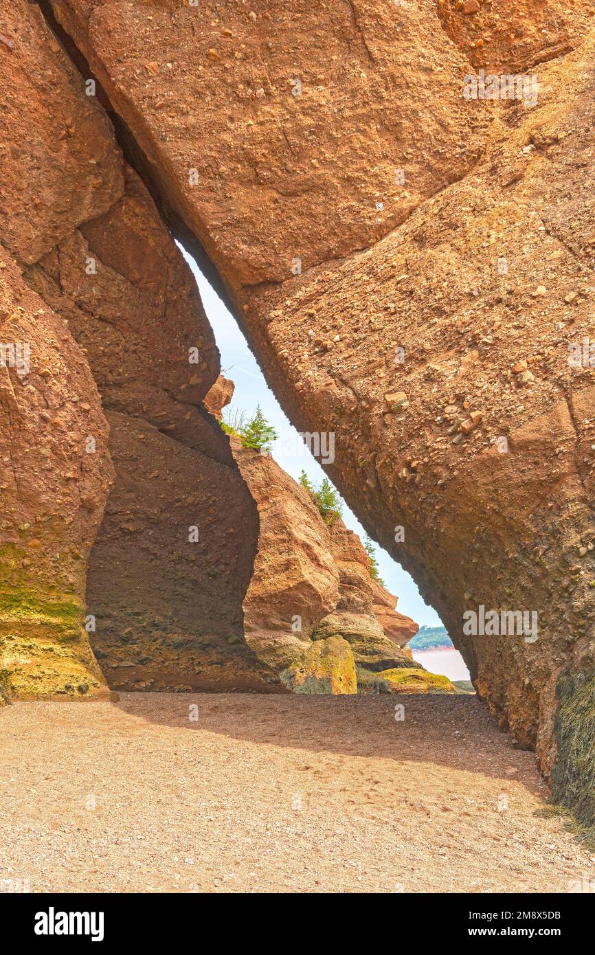 Schmaler Durchgang zwischen den Coastal Rocks bei den Hopewell Rocks in New Brunswick Stockfoto