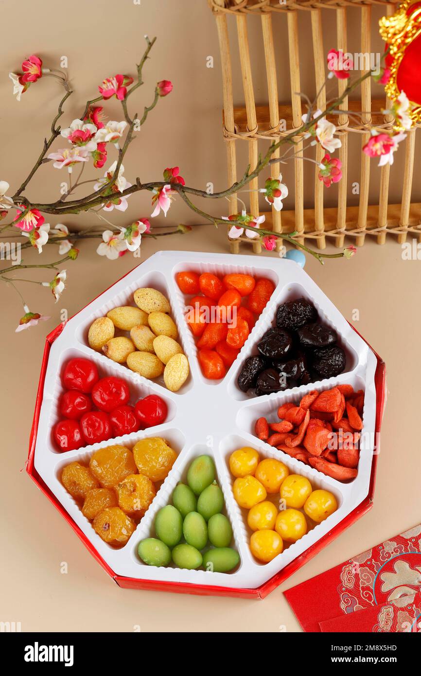 Acht verschiedene kandierte Früchte zum chinesischen Neujahr oder Manisan Imlek. Der chinesische Charakter ist Fu und bedeutet Fortune Stockfoto