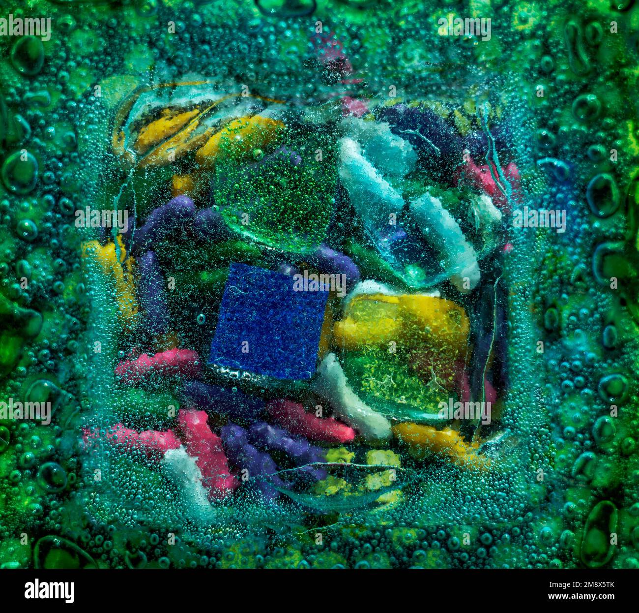 Sehen Sie Formen und moderne Formen mit Glaspolstersockel in einem Verbundwerkstoff. Smaragdgrün und Blau sind vorherrschende Farben. Bubbles deuten auf eine Unterwasserabstraktion hin. Stockfoto