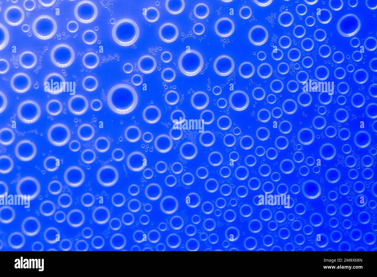 Hintergrund der Blasen. Blaues Muster mit weißen Kreisen. Makro Runde Blasen Textur in blauem tones.beautiful-Hintergrund mit Circle.Macro Blasen festgelegt. Stockfoto