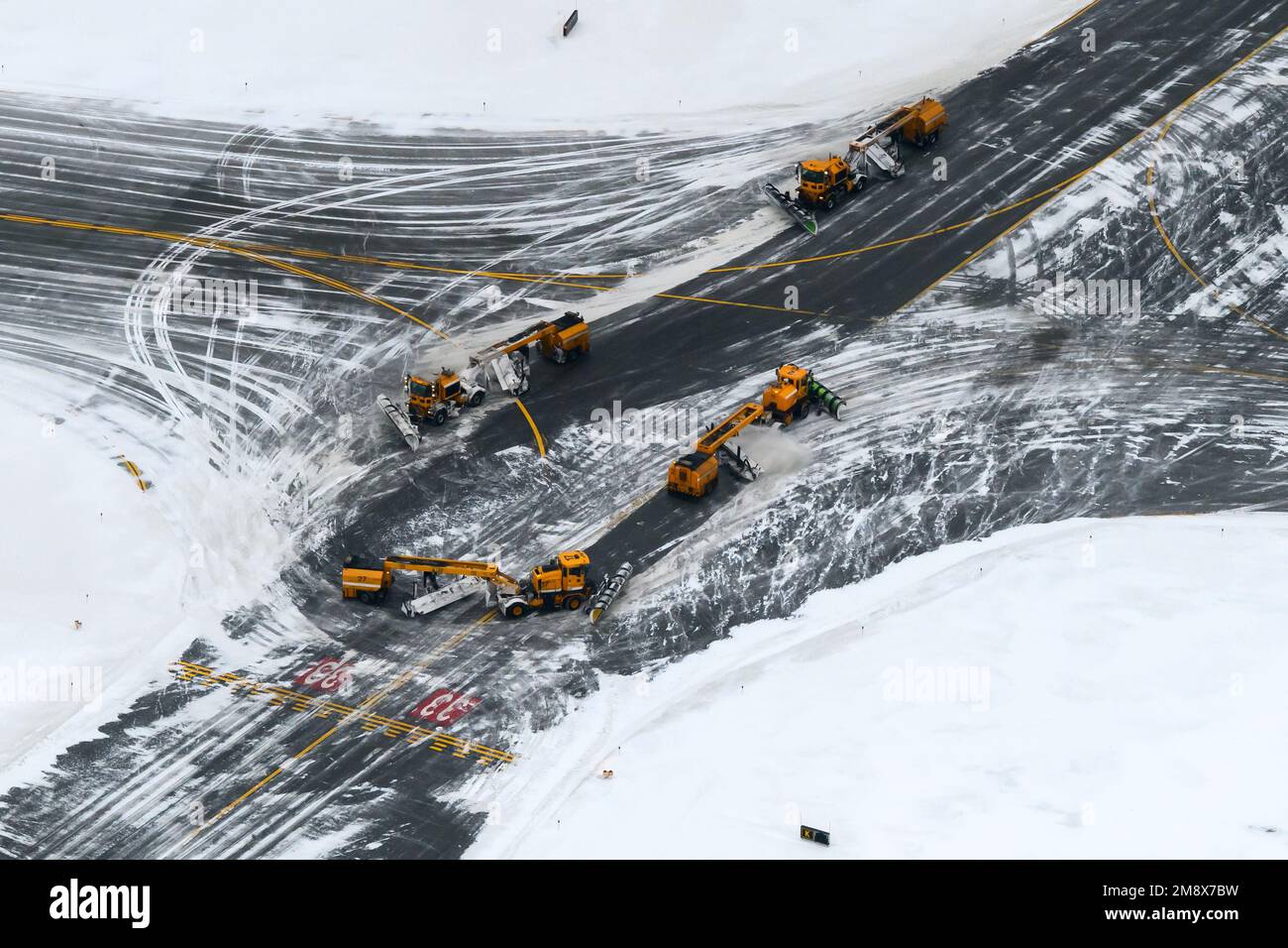 Schneeräumung von der Start- und Landebahn des Flughafens Anchorage Ted Stevens nach einem Schneefall. Winterflugbetrieb des Flughafens am Frachtzentrum in Anchorage. Stockfoto