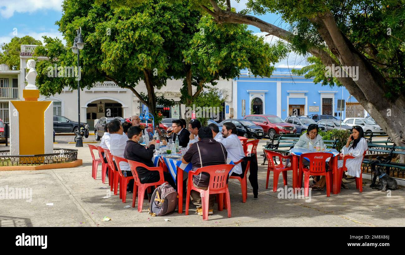 Die Einheimischen genießen ein Mittagessen im Santiago Park, im Viertel Santiago in Merida Centro, Yucatan, Mexiko Stockfoto
