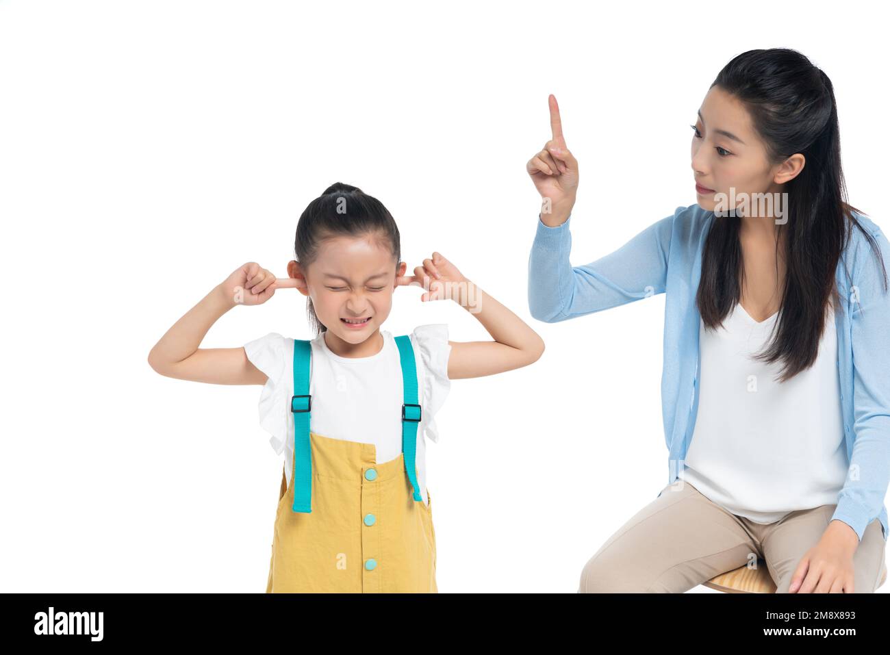 Die junge Mutter schimpfte seine Tochter Stockfoto