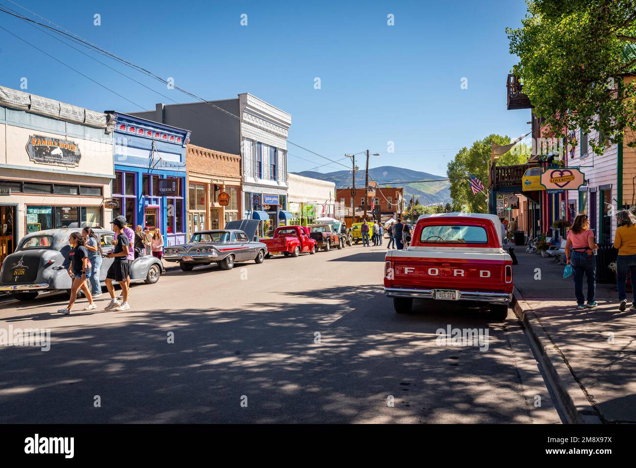 September 17. 2022 - Eine Oldtimer-Ausstellung findet im Zentrum von Creede, Colorado, statt. Stockfoto