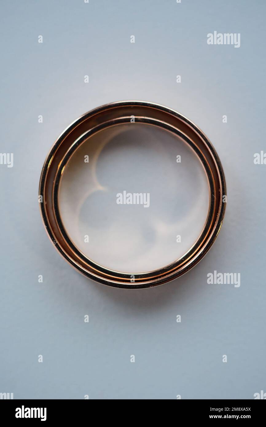 Zwei traditionelle Verlobungsringe aus Gold für die Hochzeit schließen sich Stockfoto