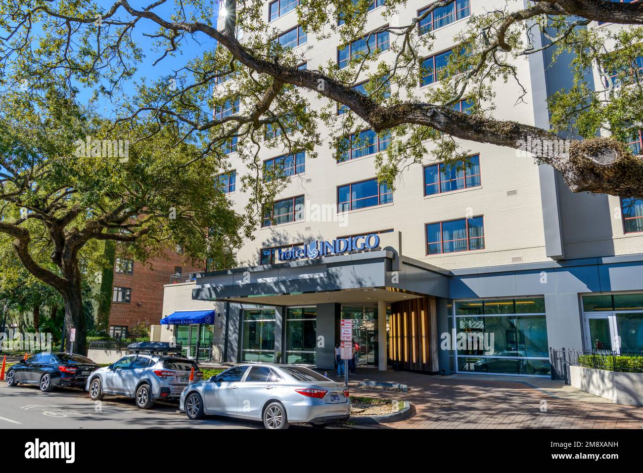 NEW ORLEANS, LA, USA - 15. JANUAR 2023: Vor dem Hotel Indigo auf der St. Charles Avenue Stockfoto