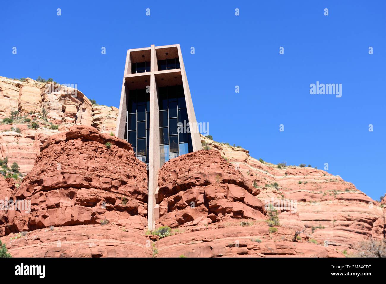 Die Kapelle des Heiligen Kreuzes inmitten roter Felsen in Sedona, Arizona. Stockfoto