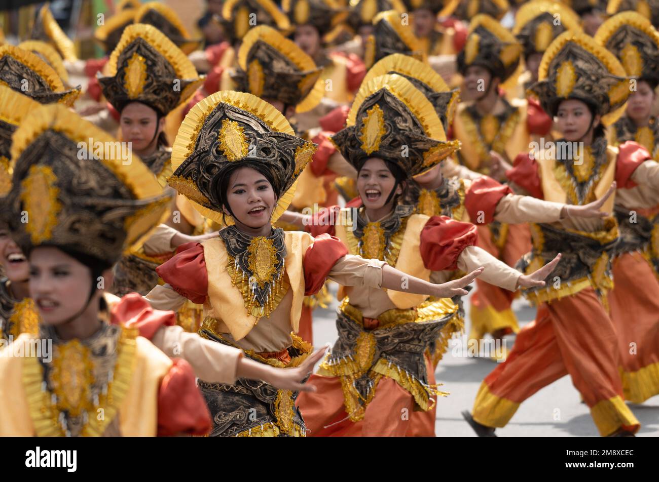 Sinulog Festival Street Dancers während der Grande Parade 2023, Cebu City, Philippinen Stockfoto