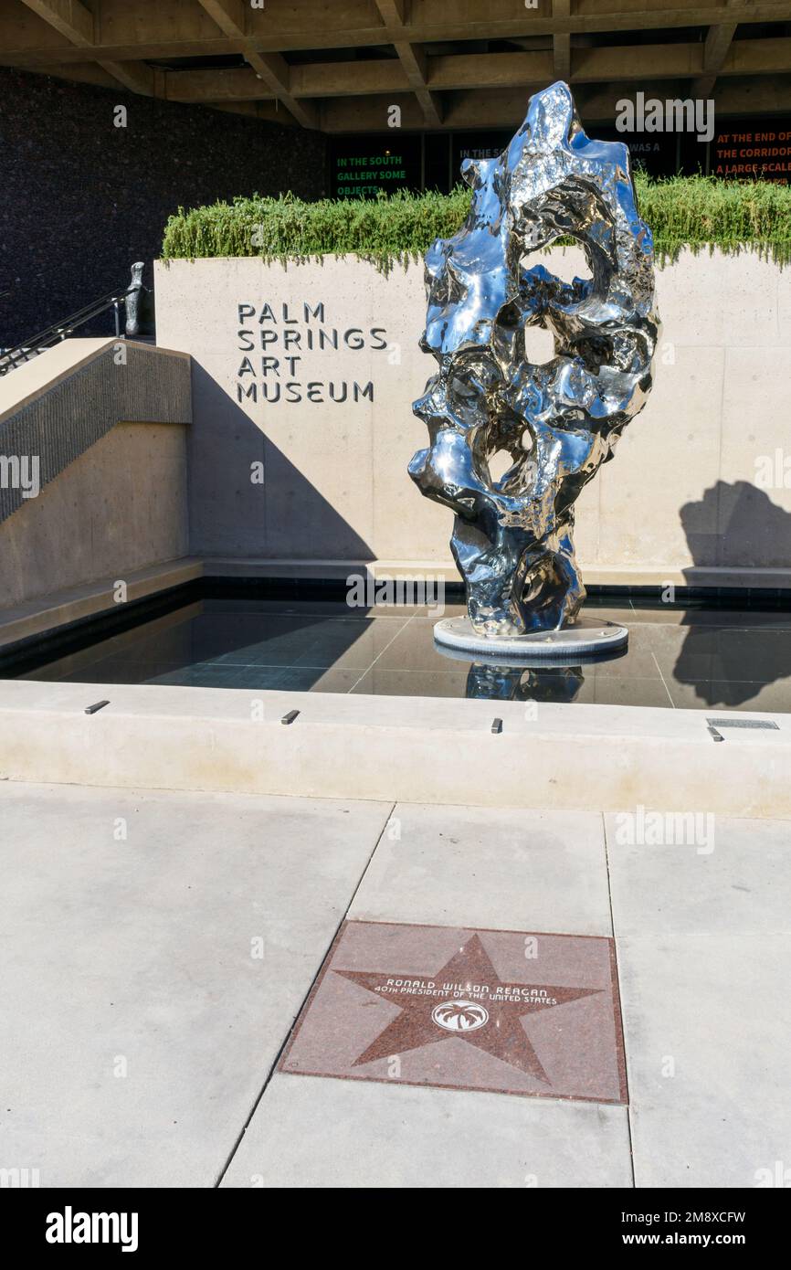 Palm Springs Art Museum Schild am Eingang des Museums. President Ronald Wislon Reagan Golden Palm Star - Palm Springs, Kalifornien, USA - 2022 Stockfoto