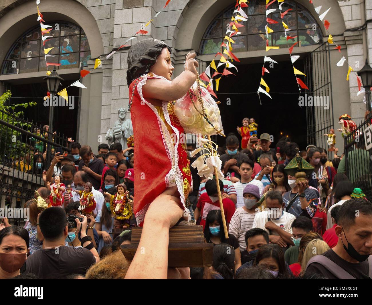 Manila, Philippinen. 15. Januar 2023. Ein Nachbau von Santo Niño mit einem Rosenkranz wird von einem Liebhaber getragen. Katholische Anhänger strömen zur Gemeinde Santo Niño de Tondo, auch bekannt als Tondo-Kirche in Manila, mit ihrem Sto. Niño Replikate zu Hause für den Segen. Die älteste katholische Ikone des Landes, der Santo Niño oder der römisch-katholische Titel des Kindes Jesus. Verbunden mit einem religiösen Bild des Christuskindes, das von philippinischen Katholiken weithin als wundersam verehrt wird. Kredit: SOPA Images Limited/Alamy Live News Stockfoto