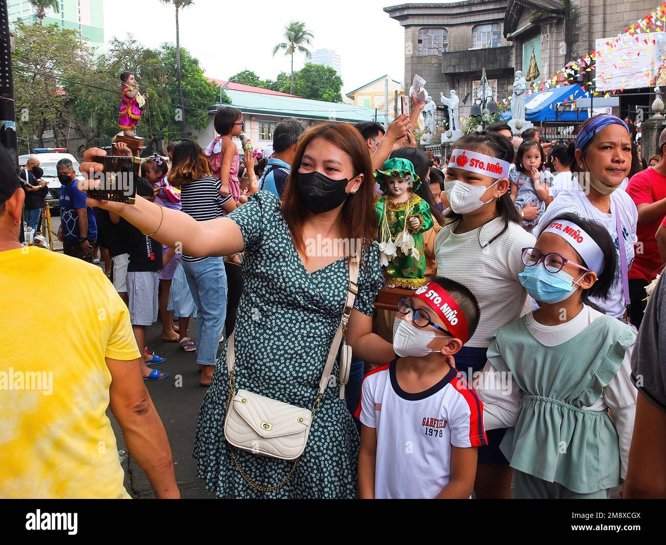 Manila, Philippinen. 15. Januar 2023. Eine Mutter macht Selfies mit ihrem Sohn und ihren Töchtern. Katholische Anhänger strömen zur Gemeinde Santo Niño de Tondo, auch bekannt als Tondo-Kirche in Manila, mit ihrem Sto. Niño Replikate zu Hause für den Segen. Die älteste katholische Ikone des Landes, der Santo Niño oder der römisch-katholische Titel des Kindes Jesus. Verbunden mit einem religiösen Bild des Christuskindes, das von philippinischen Katholiken weithin als wundersam verehrt wird. Kredit: SOPA Images Limited/Alamy Live News Stockfoto