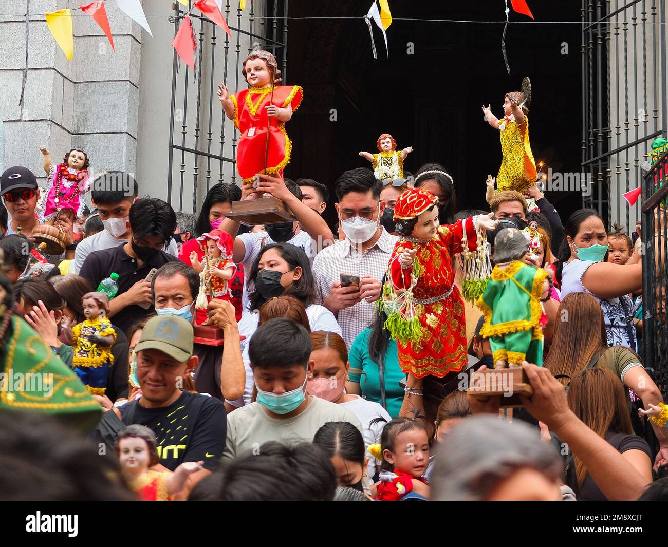 Manila, Philippinen. 15. Januar 2023. Die Besitzer bringen verschiedene Größen und Outfits des Santo Niño mit. Katholische Anhänger strömen zur Gemeinde Santo Niño de Tondo, auch bekannt als Tondo-Kirche in Manila, mit ihrem Sto. Niño Replikate zu Hause für den Segen. Die älteste katholische Ikone des Landes, der Santo Niño oder der römisch-katholische Titel des Kindes Jesus. Verbunden mit einem religiösen Bild des Christuskindes, das von philippinischen Katholiken weithin als wundersam verehrt wird. Kredit: SOPA Images Limited/Alamy Live News Stockfoto