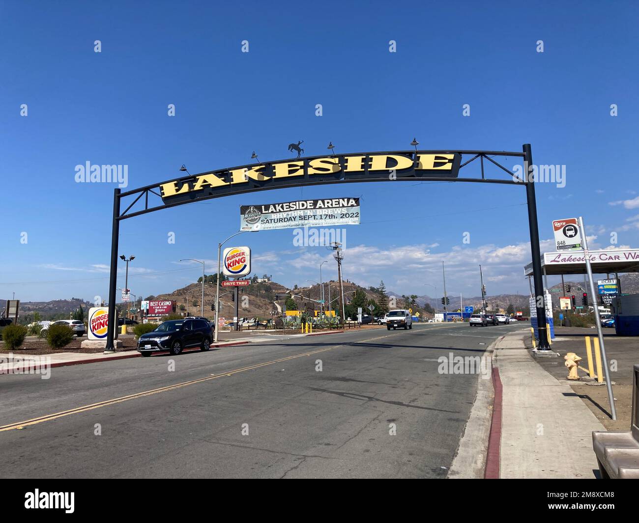 Zufahrtsbogen am See auf der Maine Avenue - Lakeside, Kalifornien, USA - 2022 Stockfoto