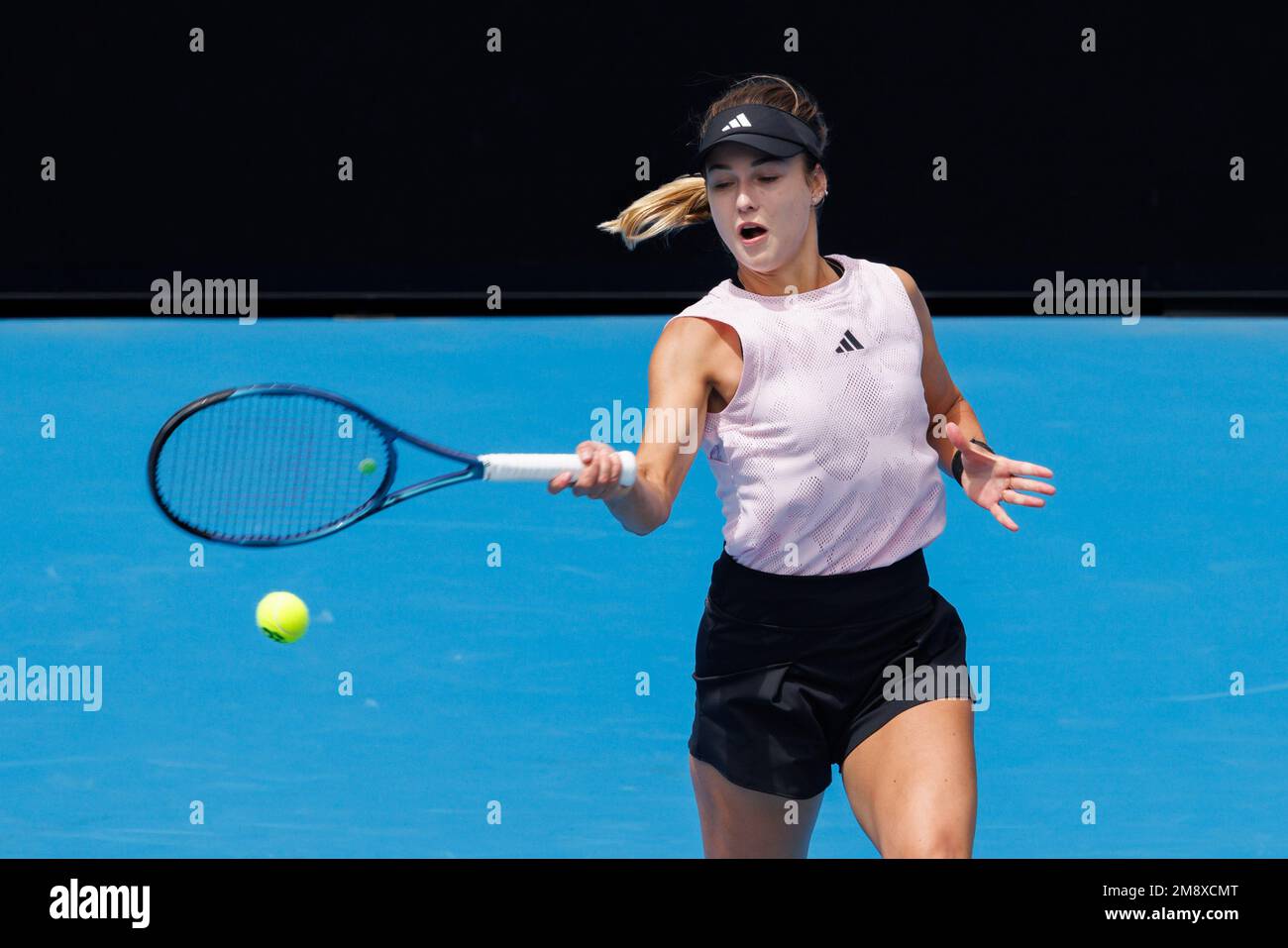Melbourne, Australien. 16. Januar 2023. Anna KALINSKAYA im Kampf gegen 13. Samen Danielle COLLINS aus den USA im Singles-Spiel der Frauen am 1. Tag der Australian Open 2023 in der Rod Laver Arena in Melbourne, Australien. Sydney Low/Cal Sport Media Kredit: csm/Alamy Live News Stockfoto