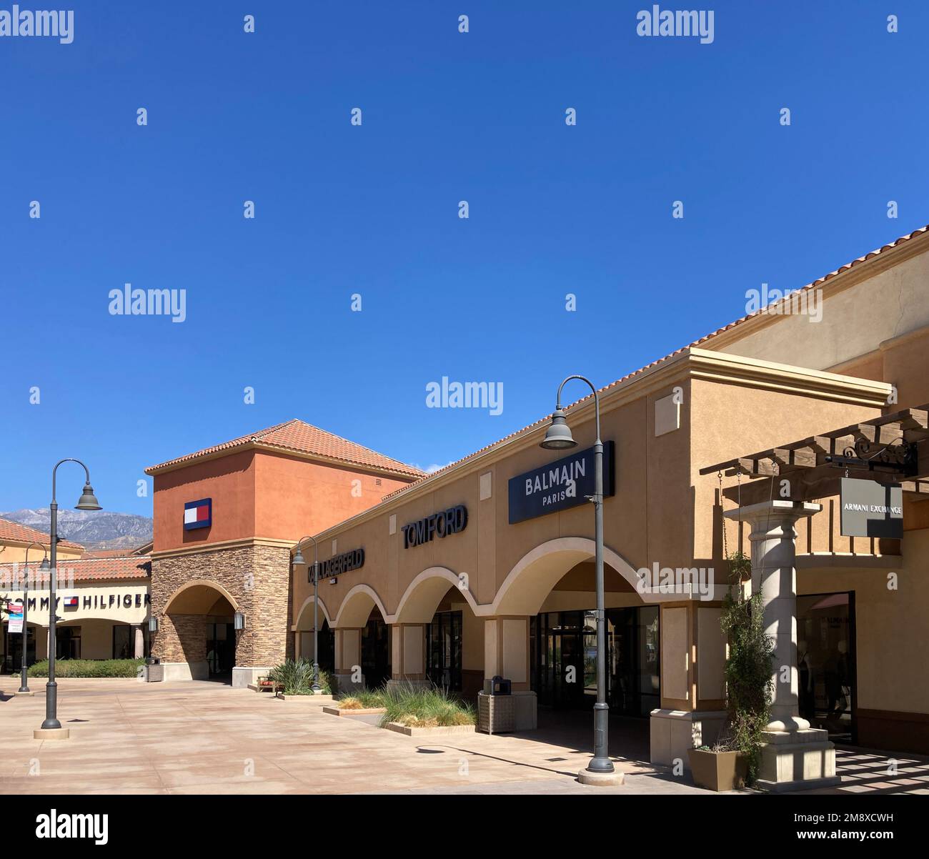 Außenansicht der Outlet-Geschäfte in der Desert Hills Premium Outlets Mall - Cabazon, Kalifornien, USA - 2022 Stockfoto