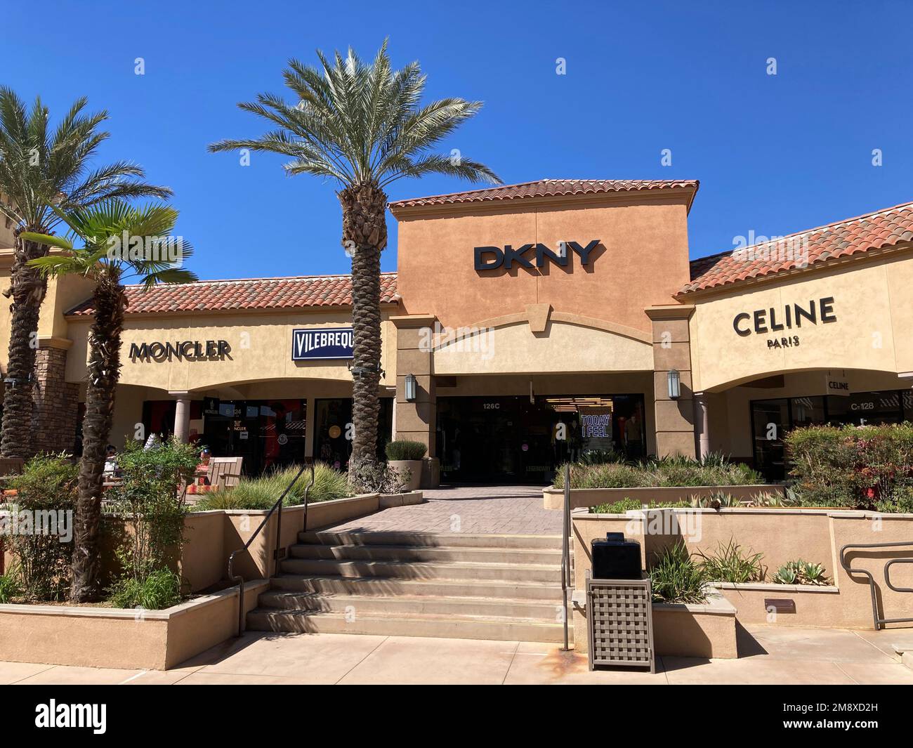 Moncler, DKNY, Celine Paris-Schild, Logo auf der Fassade des Geschäfts in der Desert Hills Premium Outlets Mall - Cabazon, Kalifornien, USA - 2022 Stockfoto