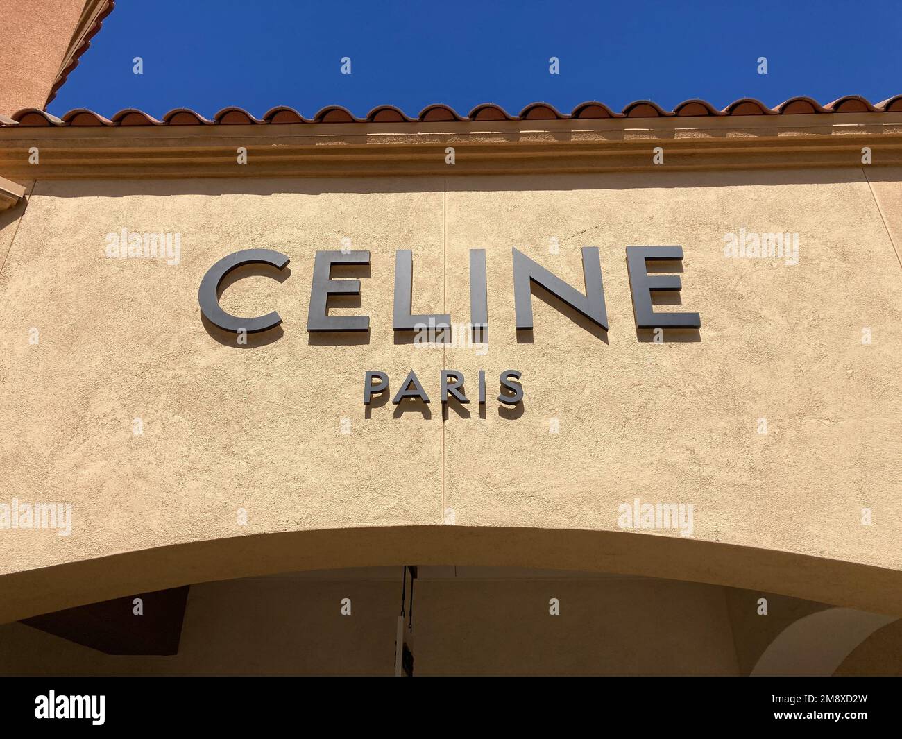 Celine Paris-Schild, Logo auf der Fassade des Geschäfts in der Desert Hills Premium Outlets Mall - Cabazon, Kalifornien, USA - 2022 Stockfoto