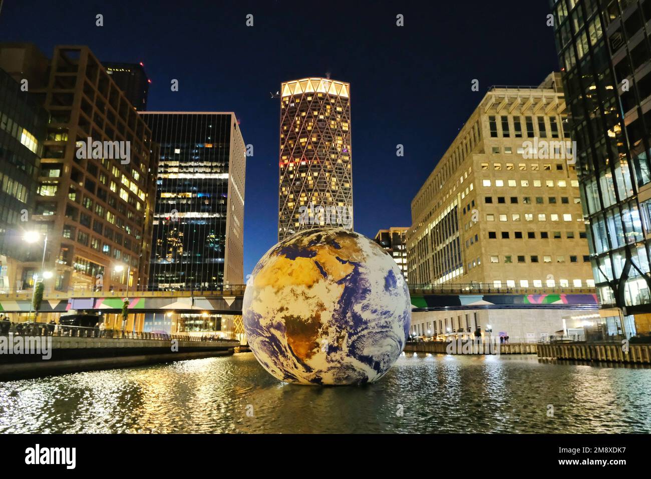 London, Großbritannien. 15. Januar 2023. Der Künstler Luke Jerram's Floating Earth wird vor dem Canary Wharf's Winter Lights Festival, das am 18. Januar eröffnet wird, auf dem Middle Dock installiert. Die intern beleuchtete Nachbildung der Erde mit einem Durchmesser von zehn Metern wurde aus der Sicht der NASA erstellt und lädt den Zuschauer ein, die Zerbrechlichkeit des Planeten zu erkennen und Umweltbelange zu berücksichtigen. Kredit: Elfte Stunde Fotografie/Alamy Live News Stockfoto