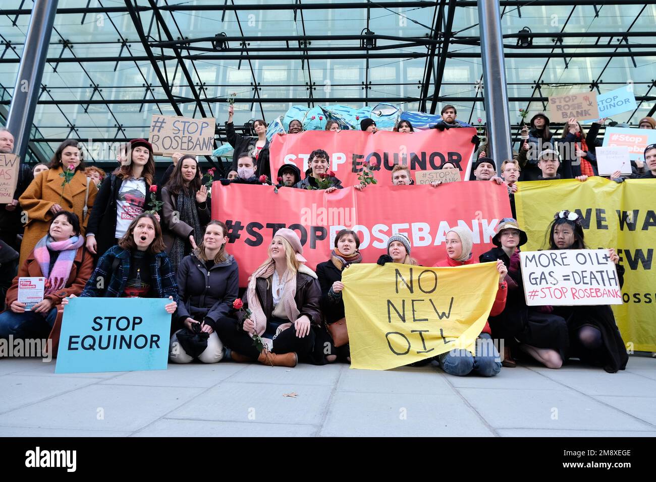 London, Großbritannien. 15. Januar 2023. Demonstranten stehen außerhalb des Ministeriums für Wirtschaft, Energie und Industriestrategie (BIIS). Umweltaktivisten inszenierten einen Protest, um die Regierung zu drängen, Pläne für die Rosebank des Ölgiganten Equinor abzulehnen, eine neue Entwicklung in der Nordsee. Die Aktivisten geben an, dass die durch die Emissionen aus der Verbrennung von Öl und Gas verursachte Verschmutzung höher wäre als die jährlichen CO2-Emissionen der 28 Länder mit dem niedrigsten Einkommen zusammen. Kredit: Elfte Stunde Photgraphy/Alamy Live News Stockfoto