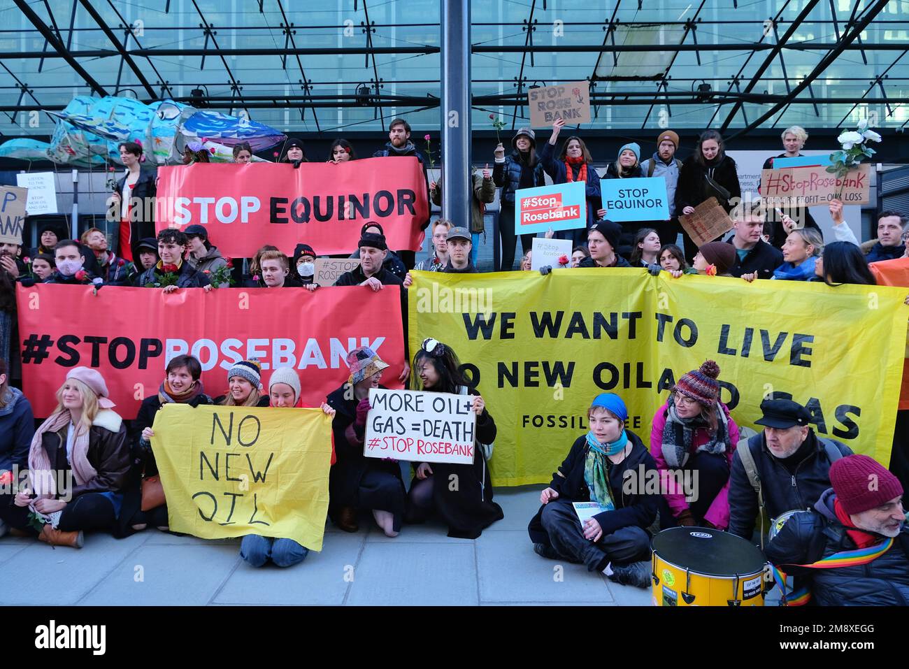 London, Großbritannien. 15. Januar 2023. Demonstranten stehen außerhalb des Ministeriums für Wirtschaft, Energie und Industriestrategie (BIIS). Umweltaktivisten inszenierten einen Protest, um die Regierung zu drängen, Pläne für die Rosebank des Ölgiganten Equinor abzulehnen, eine neue Entwicklung in der Nordsee. Die Aktivisten geben an, dass die durch die Emissionen aus der Verbrennung von Öl und Gas verursachte Verschmutzung höher wäre als die jährlichen CO2-Emissionen der 28 Länder mit dem niedrigsten Einkommen zusammen. Kredit: Elfte Stunde Photgraphy/Alamy Live News Stockfoto