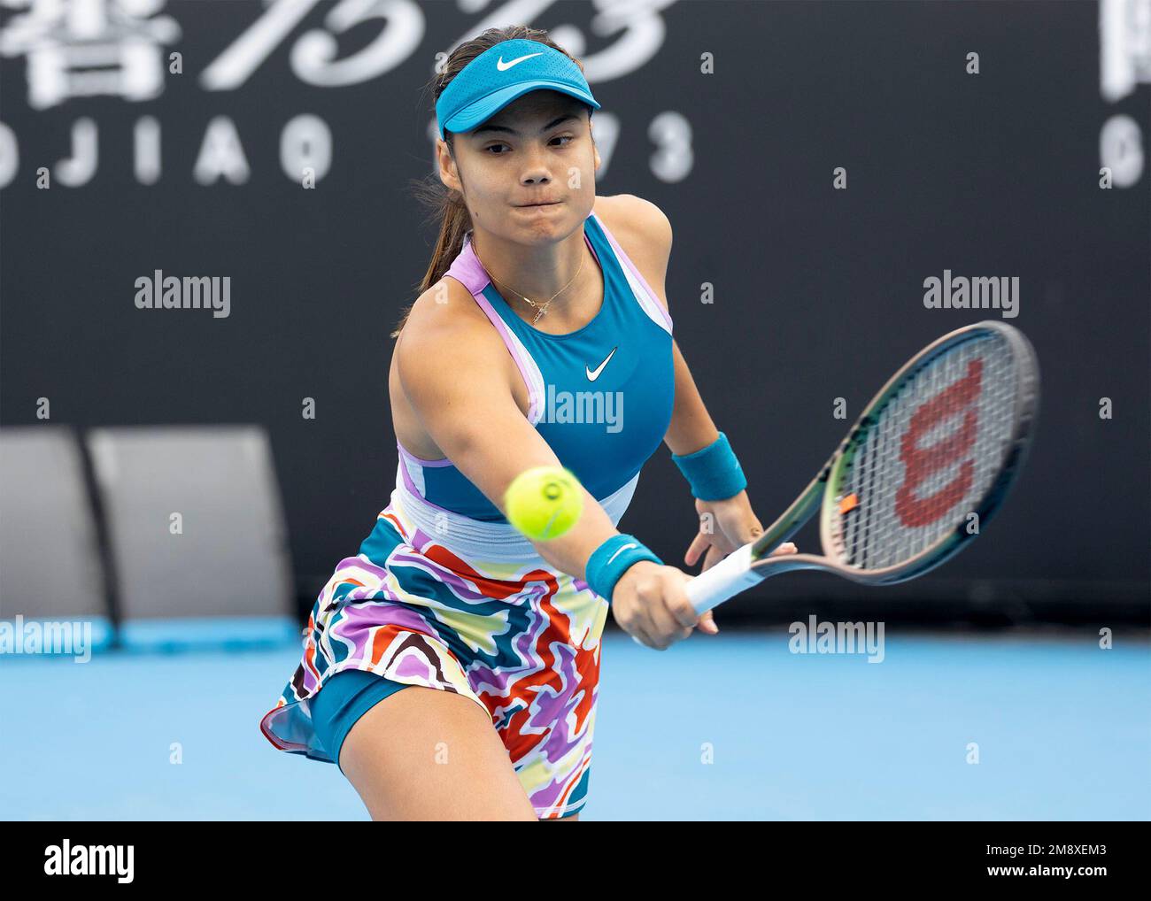 Melbourne, Australien. 16. Januar 2023. Die britische Tennisspielerin Emma Raducanu in Aktion beim Australian Open Turnier im Melbourne Park am Montag, den 16. Januar 2023. © Juergen Hasenkopf / Alamy Live News Stockfoto Melbourne, Australien. 16. Januar 2023. Die britische Tennisspielerin Emma Raducanu in Aktion beim Australian Open Turnier im Melbourne Park am Montag, den 16. Januar 2023. © Juergen Hasenkopf / Alamy Live News Stockfoto